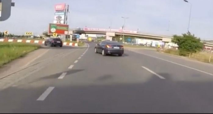 VIDEO. La un pas de ACCIDENT, lângă Vivo! I-a tăiat calea unui motociclist și nici nu a semnalizat